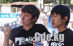 За дружбу народов с баллончиками в руках.