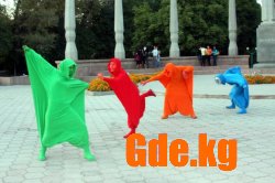 Место в лодке! Театры на улицах!